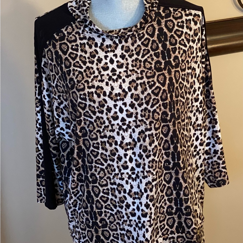 Animal print top
3/4 sleeves
Piccadilly
Medium
96% polyester 
4% spandex